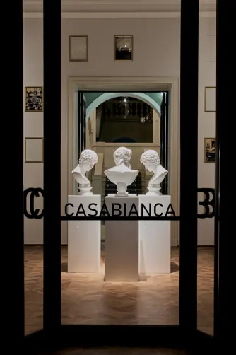 15 - Ingresso di CASABIANCA con opera di Paolini.jpg