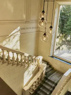 3 - Scala principale con opere di Arienti, Migliora.jpg