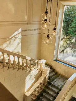 3 - Scala principale con opere di Arienti, Migliora.jpg