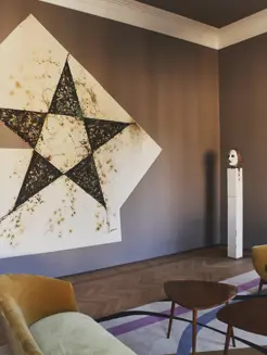 7 - Sala con opere di Zorio e Beecroft.jpg